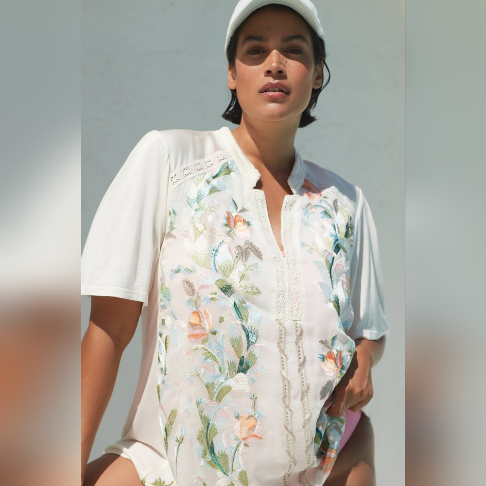 💖💖 Anthro Tiny Eliana Floral Embroidery  Short-Sleeve Cream Blue Top L Petite